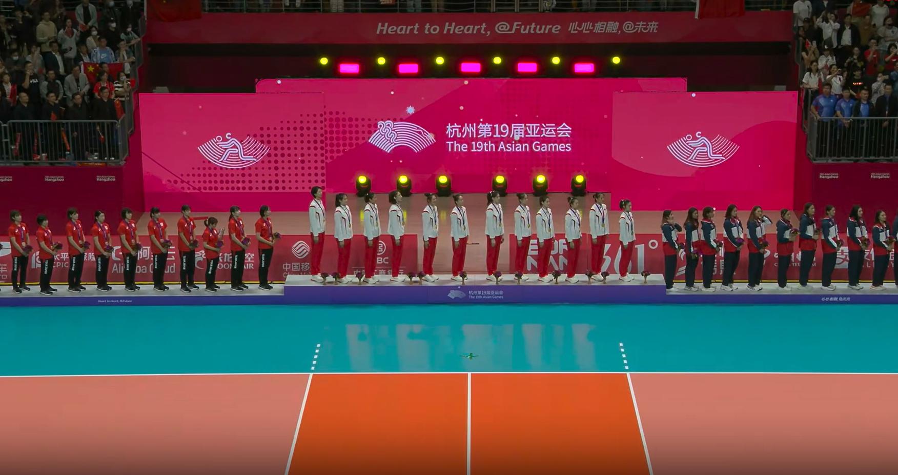 颁奖仪式！中国女排登上最高领奖台，丁霞泪目，升国旗奏国歌(5)