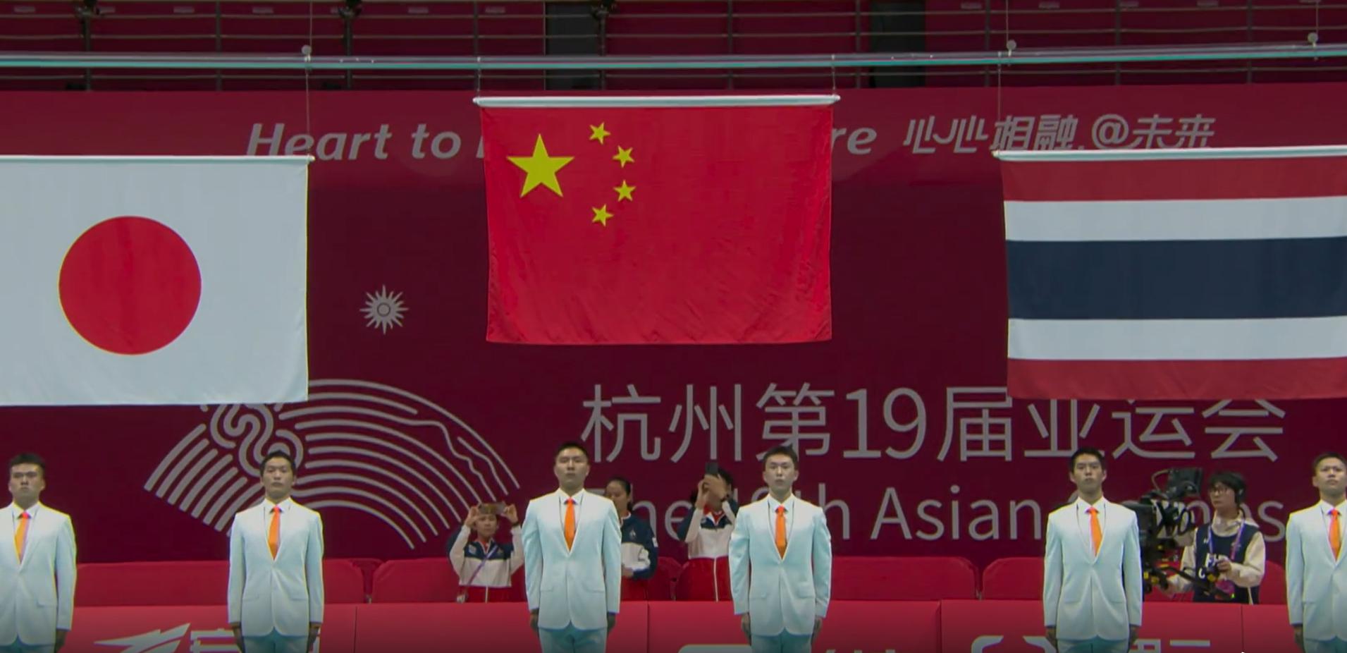 颁奖仪式！中国女排登上最高领奖台，丁霞泪目，升国旗奏国歌(6)