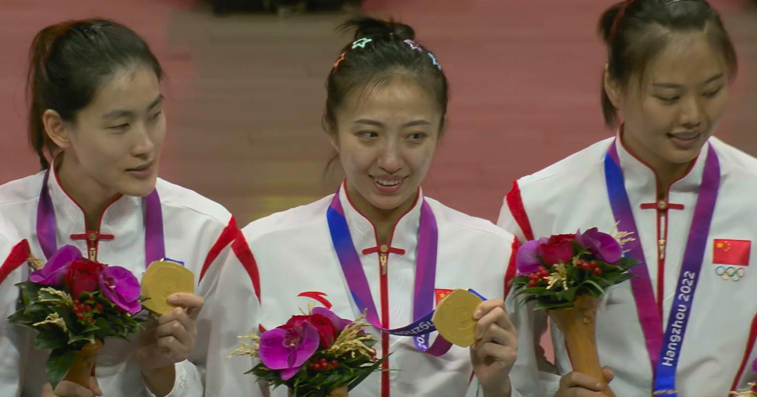 颁奖仪式！中国女排登上最高领奖台，丁霞泪目，升国旗奏国歌(7)
