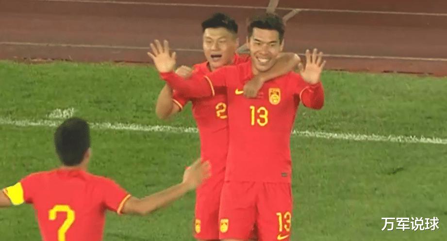 果然靠裁判才能赢！男足2: 0越南特鲁西埃笑了，难怪你们足球不行(3)