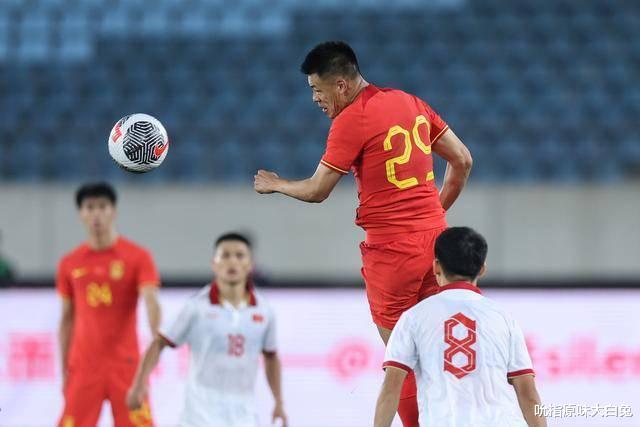上港3位球员获赞，刘洋是球盲过滤器，国足下场踢乌兹，坚持防反(4)