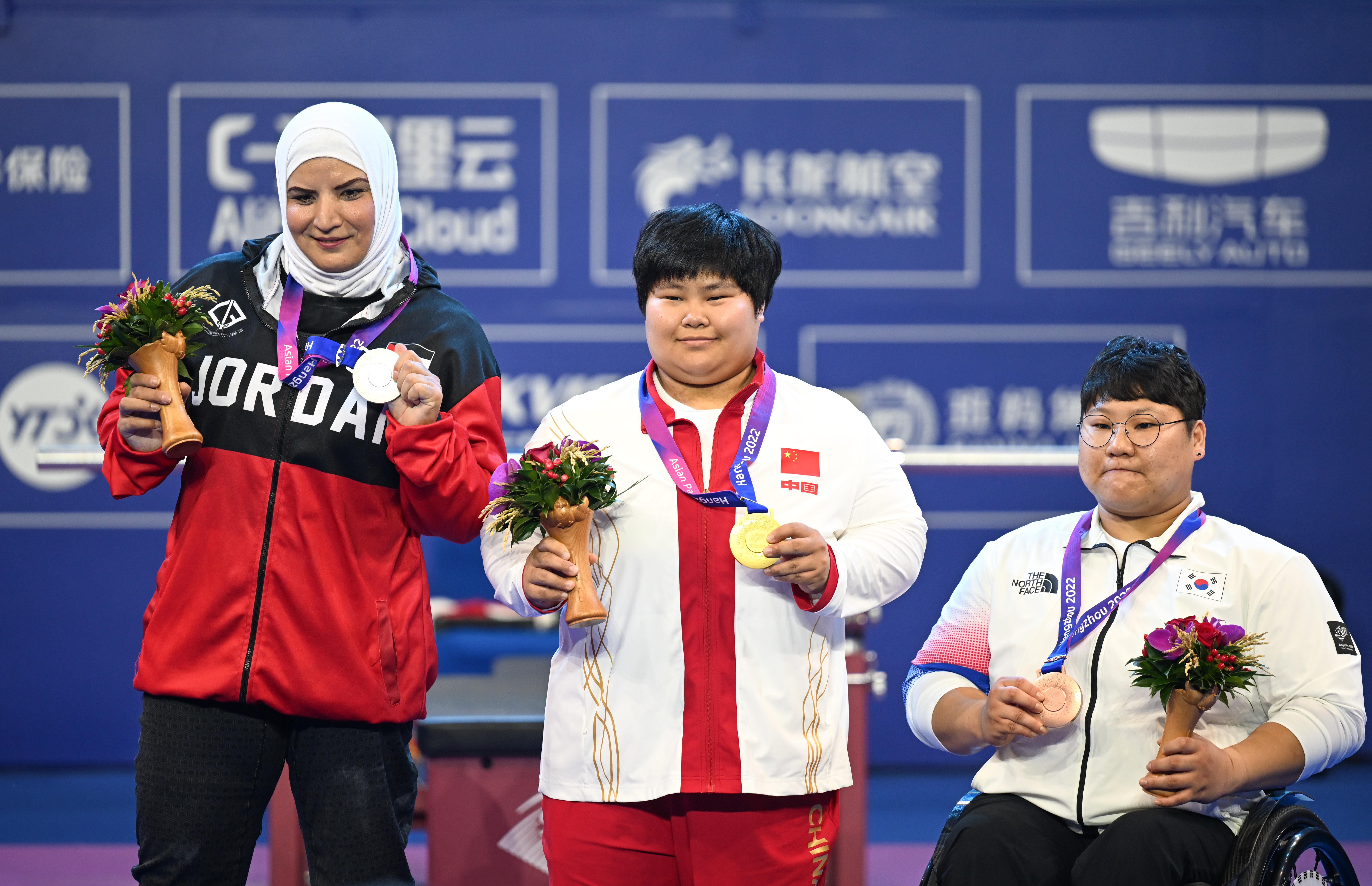 举重——女子86公斤级：中国选手郑飞飞夺冠(1)