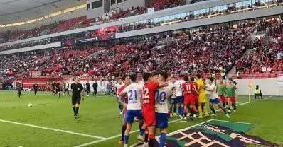 麦麦提江4红7黄，上汽浦东体育场，29轮海港对阵泰山结束(5)