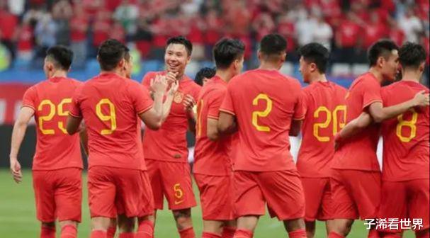 凌晨5点！国内媒体做出争议决定：中国足球成赢家，球迷骂声一片(4)
