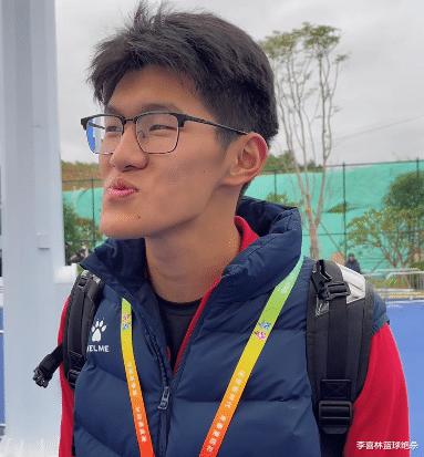 刘翔接班人来了！中国17岁跨栏天才13秒39夺冠破纪录，孙海平见证(1)
