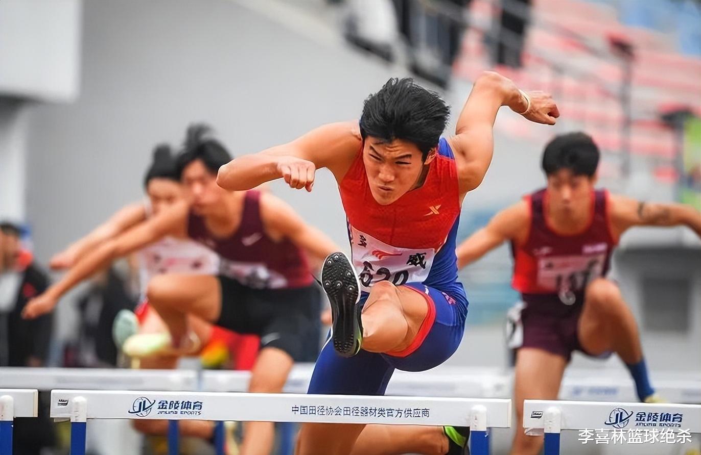 刘翔接班人来了！中国17岁跨栏天才13秒39夺冠破纪录，孙海平见证(4)