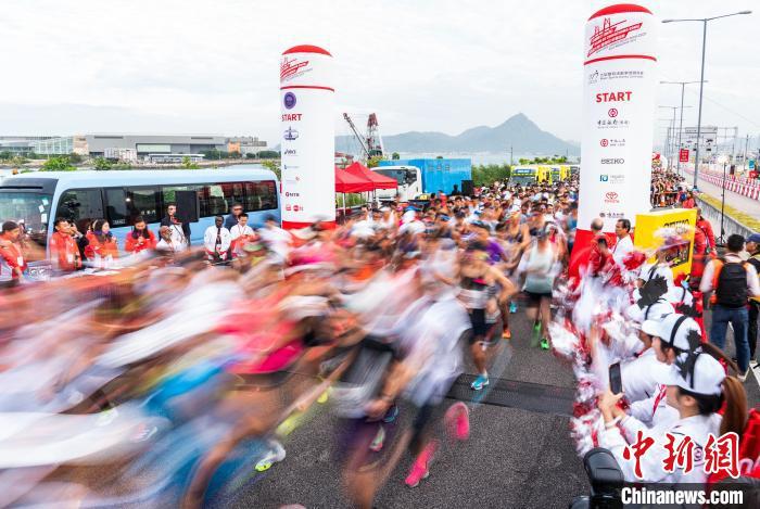 港珠澳大桥首次半程马拉松在港举办 约8000名跑手朝阳下冲线(1)
