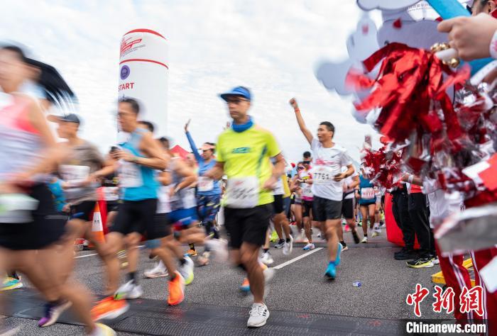 港珠澳大桥首次半程马拉松在港举办 约8000名跑手朝阳下冲线(2)