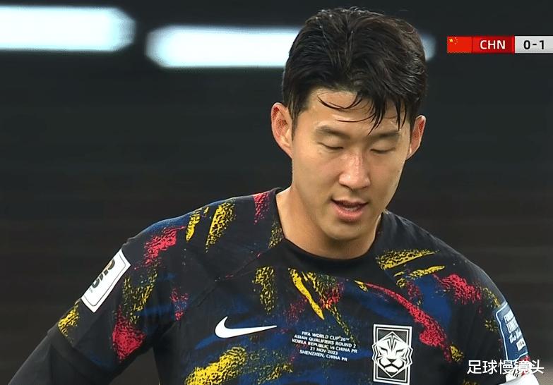 国足被黑！韩国球员踢倒队友获点球，黄健翔：误判，韩媒：没争议