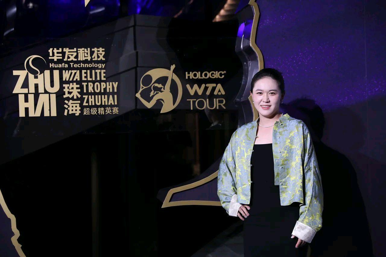 朱琳和教练领证成中国第三对网坛夫妻，WTA送祝福韩馨蕴要喜糖(1)