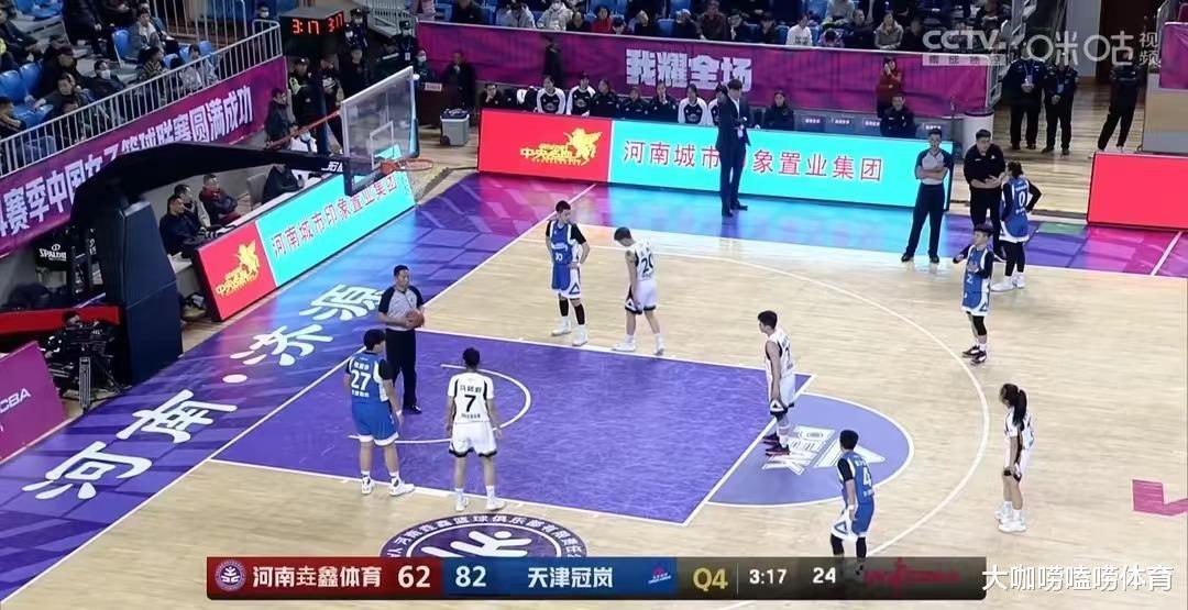 火爆！球迷失控+追打裁判，球员拉不住，这可是中国篮球顶级联赛(4)