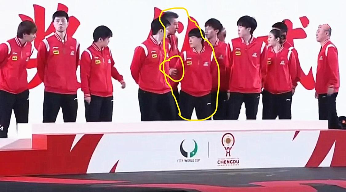 国乒教练惹争议！王艺迪意外上热搜，被李隼拉到后排，是否合适？(2)