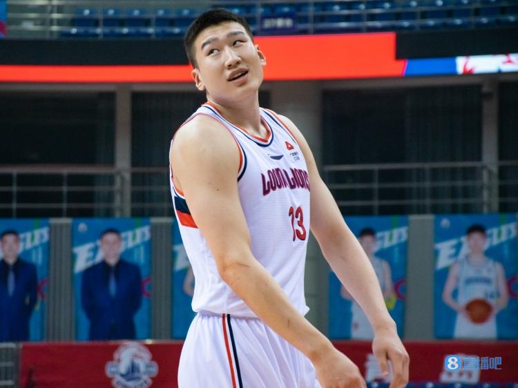 李炎哲狂揽30分19板均创个人新高 刷新广州现役球员单场篮板纪录(1)