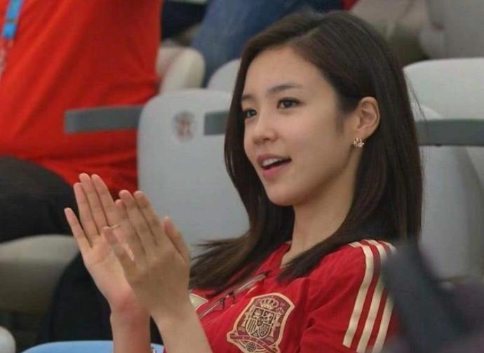 还记得吗？10年前一笑成名！韩国出征亚洲杯，韩国女主播为其加油(1)