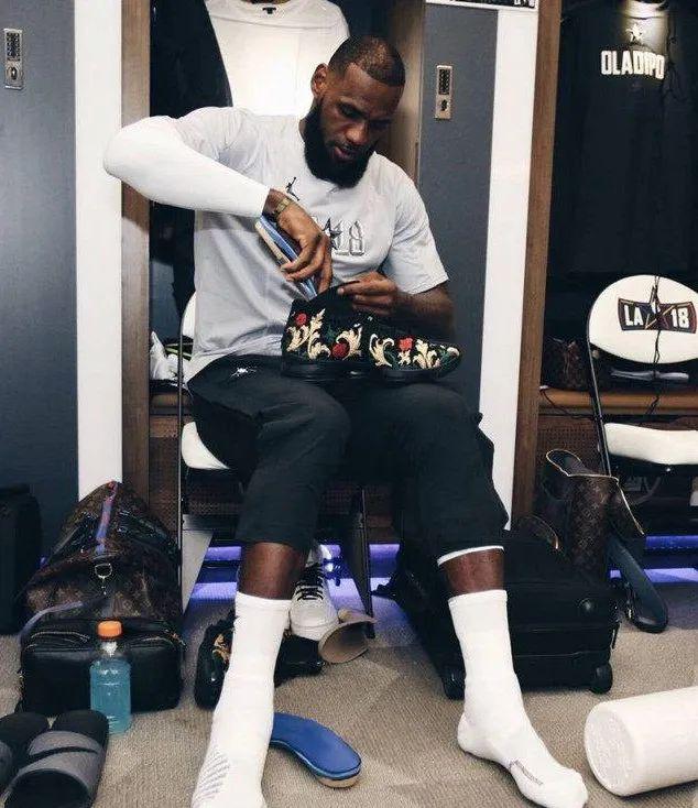 NBA球星送鞋时为何要取出鞋垫？不是抠门，这里面学问很大(2)