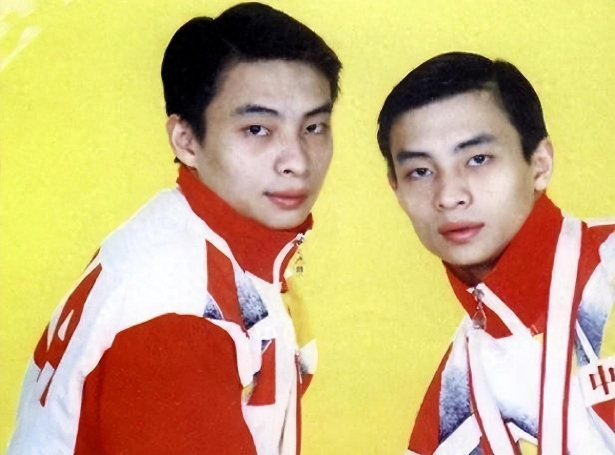 体操兄弟李小双李大双，两人头发都已花白，结婚多年都没有孩子