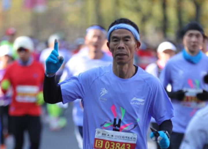 60岁“花甲龙”：屡屡夺冠破纪录，身体允许的话想一直跑下去(4)