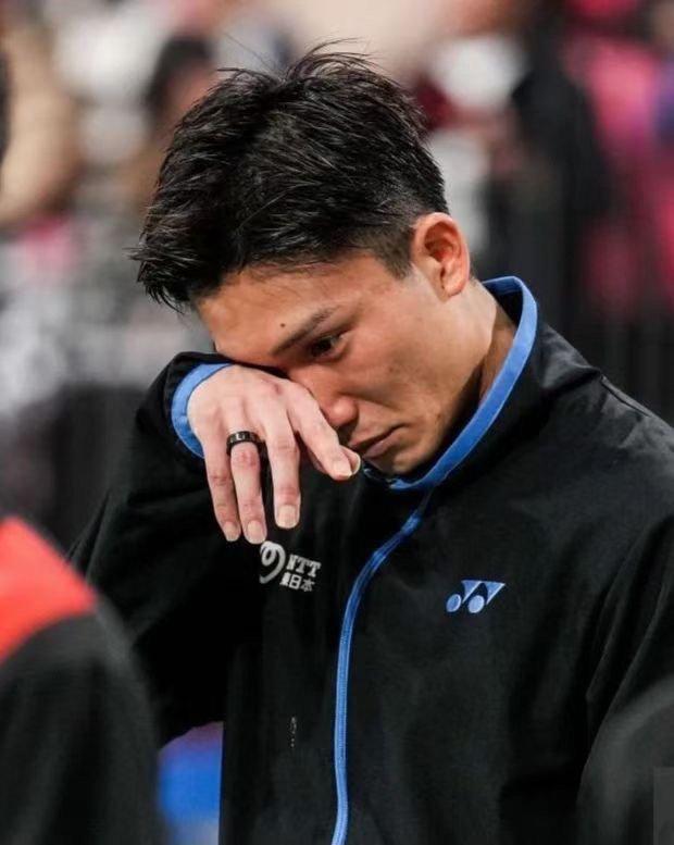 唏嘘！前羽毛球世界第一再次泪洒赛场，昔日球王几近落选巴黎奥运