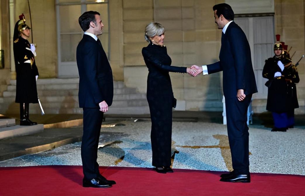 卡塔尔国王访法国！穿高定西服和姆巴佩聊天，还引来法国夫人围观