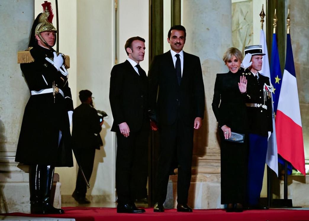 卡塔尔国王访法国！穿高定西服和姆巴佩聊天，还引来法国夫人围观(2)