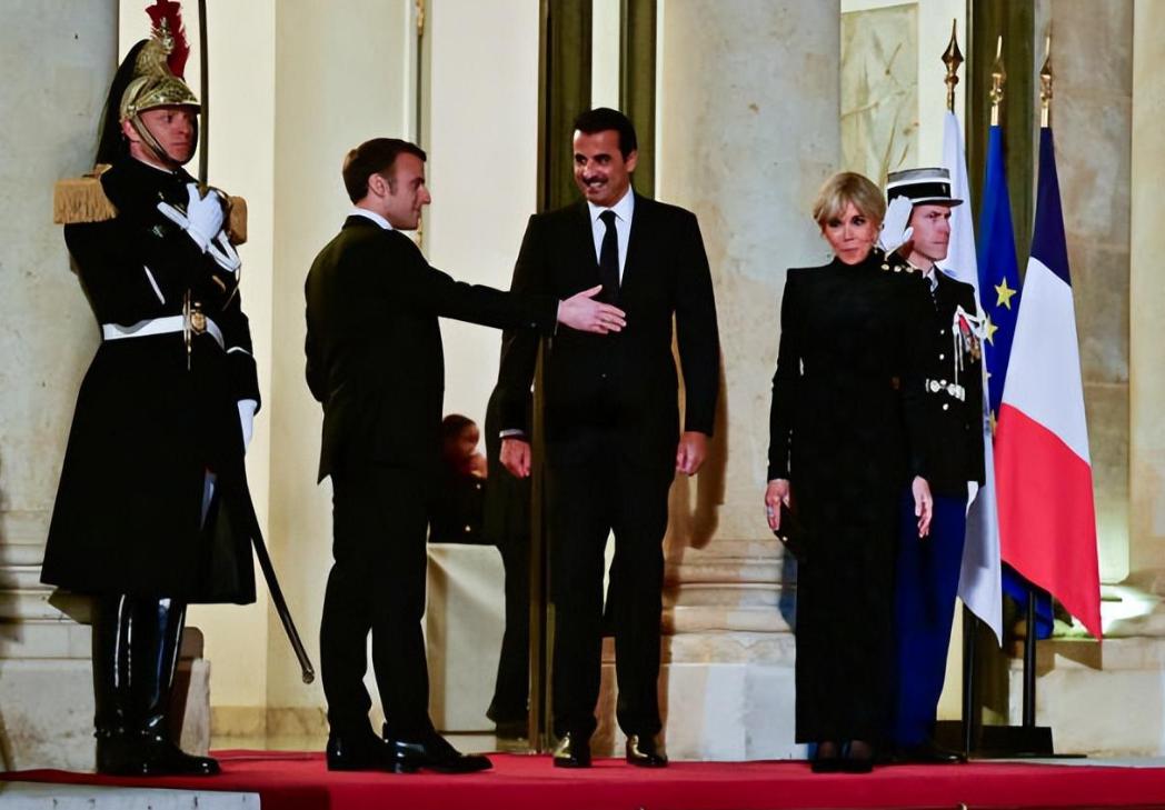 卡塔尔国王访法国！穿高定西服和姆巴佩聊天，还引来法国夫人围观(3)
