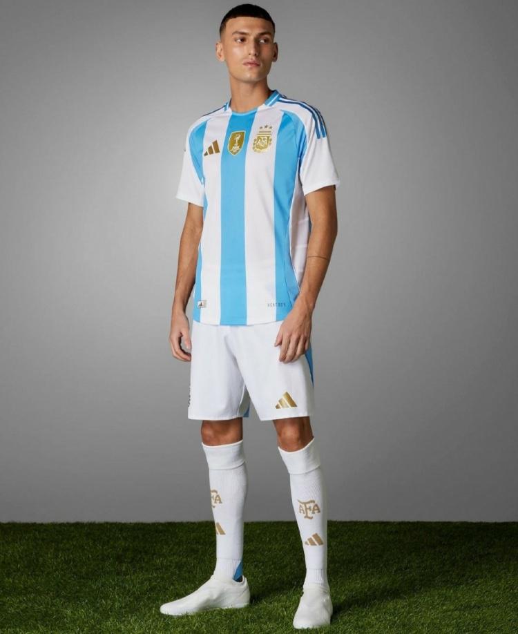 阿根廷美洲杯球衣谍照：经典蓝白配色，金色Logo+队徽三颗星(1)