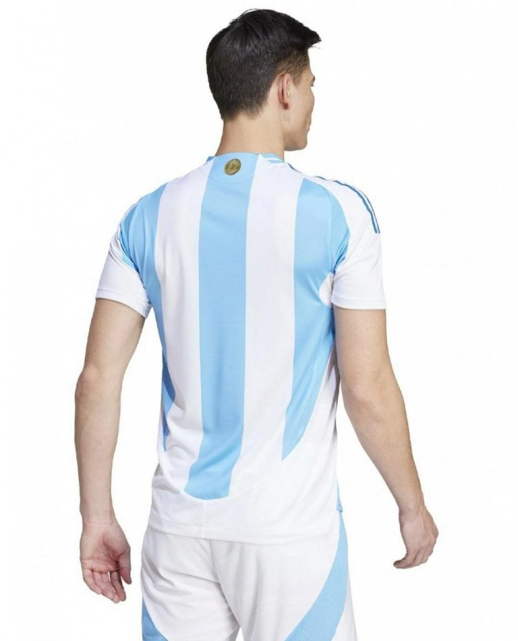 阿根廷美洲杯球衣谍照：经典蓝白配色，金色Logo+队徽三颗星(4)