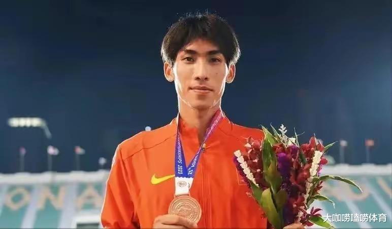 十大官媒盛赞！23岁小将破纪录，800米套圈对手，一人扛起中国队(3)
