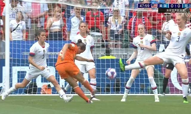 女足世界杯重大改判！美国女足经VAR获得点球，荷兰球迷瞬间狂嘘(1)