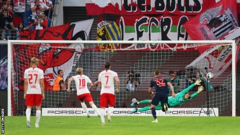 德甲联赛领头羊莱比锡队落后于冠军拜仁慕尼黑，本赛季不败的开局。(1)