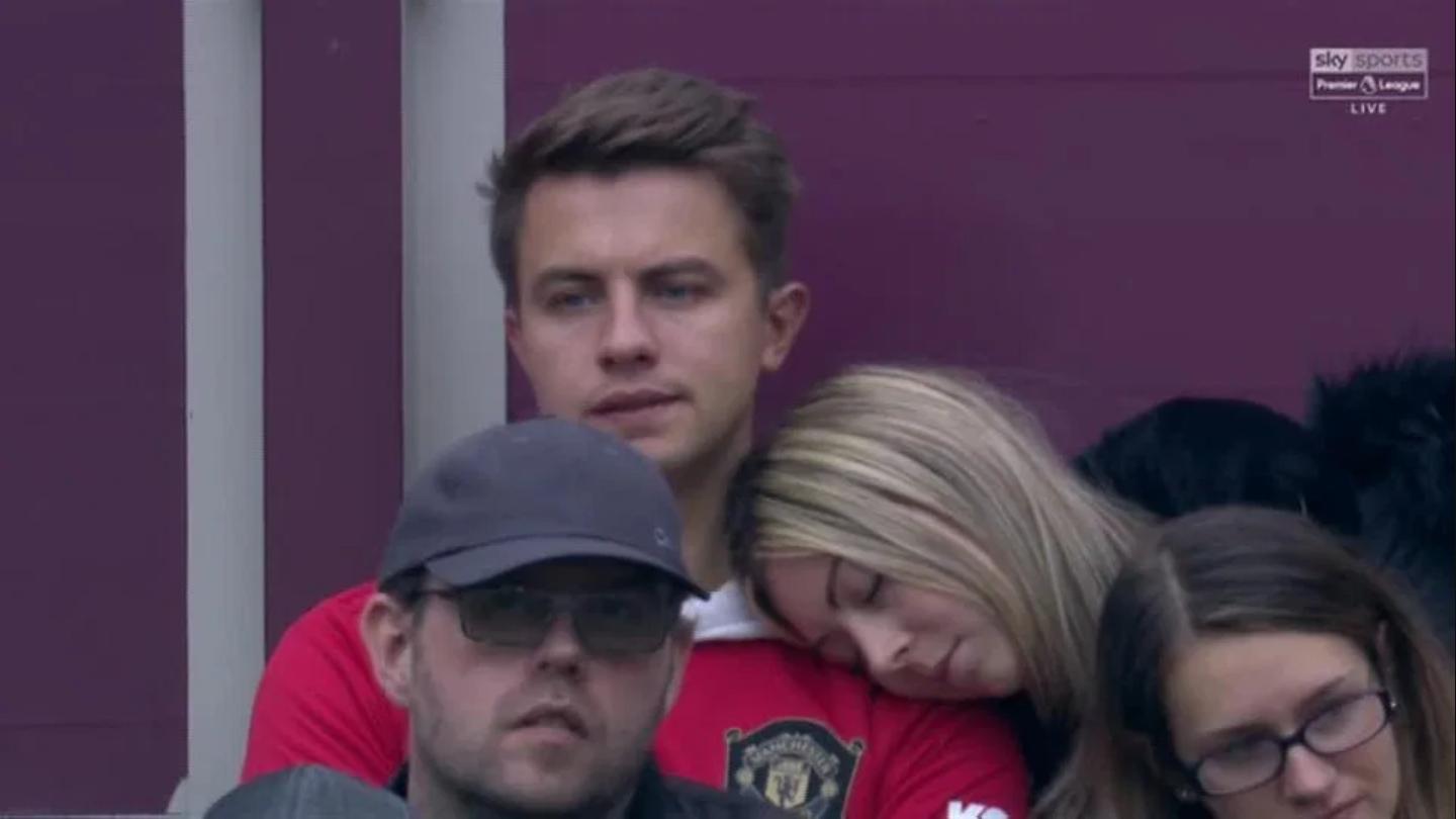 不如回家, 曼联球迷女友看球倒在男友肩上睡着了(1)