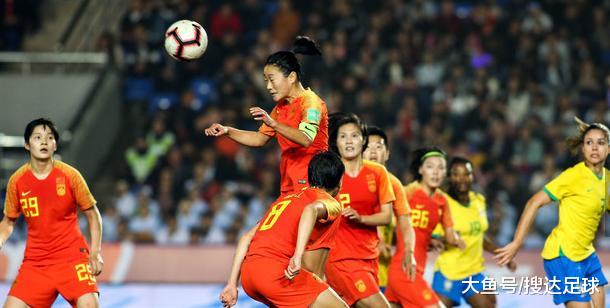 点球4-2！中国女足战胜巴西女足，2场0丢球夺冠，疯狂拥抱1功臣(1)