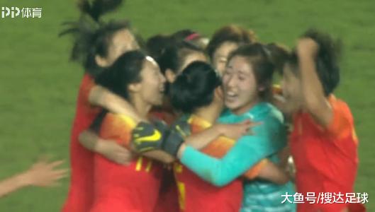 点球4-2！中国女足战胜巴西女足，2场0丢球夺冠，疯狂拥抱1功臣(2)