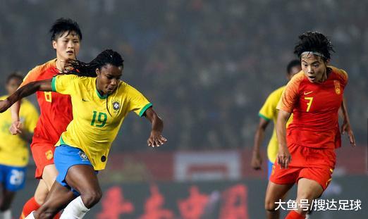 点球4-2！中国女足战胜巴西女足，2场0丢球夺冠，疯狂拥抱1功臣(3)