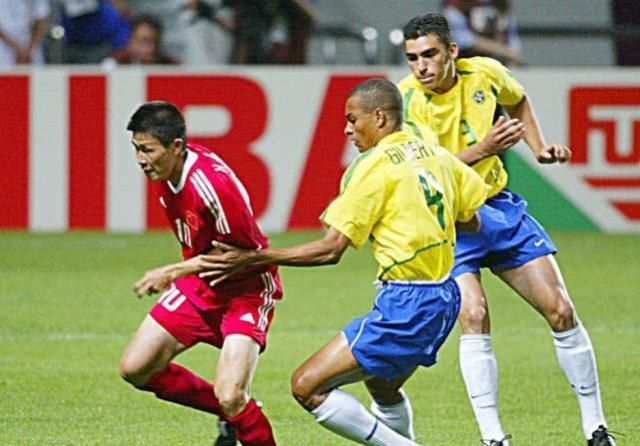 当时跟郝海东互换球衣的，正是罗伯托卡洛斯。