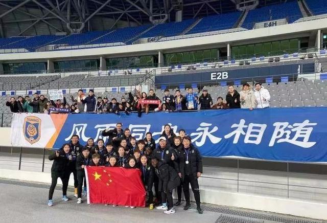 苏宁女足2-0逆袭夺亚冠亚军，姑娘们给中国足球长脸了(2)