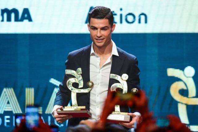 C罗参加意甲年度颁奖晚会，领取了上赛季最佳球员荣誉。