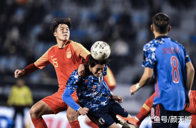 东亚杯国足输球，姜至鹏犯规动作大。球迷批评他