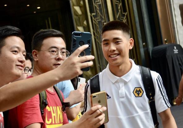 18岁华裔签约英超狼队，表示愿意为中国出征，他会是国足的希望吗(1)