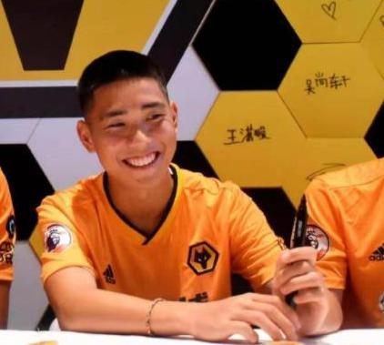 18岁华裔签约英超狼队，表示愿意为中国出征，他会是国足的希望吗(2)