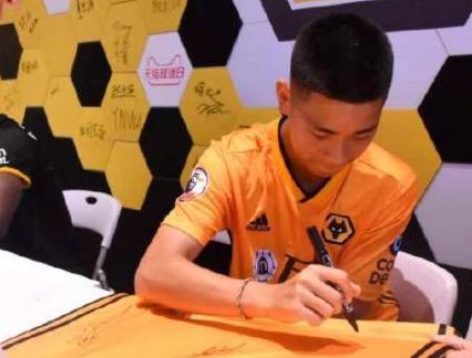 18岁华裔签约英超狼队，表示愿意为中国出征，他会是国足的希望吗(3)