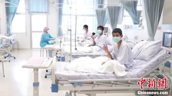 泰国看英超 泰国获救足球队少年接受治疗(1)