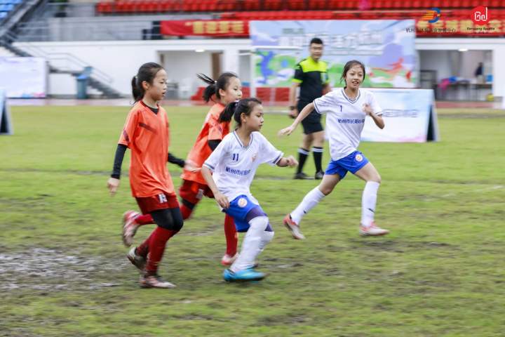 雨战！“喜迎亚运 活力杭州”2021年杭州青少年足球精英交流赛揭幕(4)