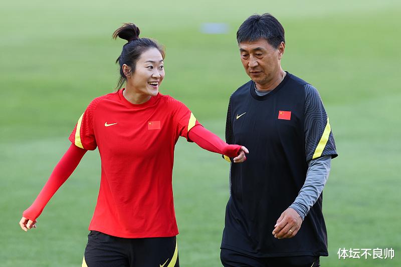 官宣！中国女足出征东亚杯名单出炉，昔日队长回归，颜值担当落选(2)
