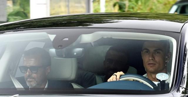 C罗开着他的宾利回到了曼联，他的经纪人门德斯坐在副驾驶上(5)