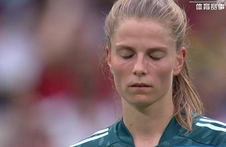 绝杀德国夺冠！英格兰女足24岁新星凯莉脱球衣狂奔庆祝(3)