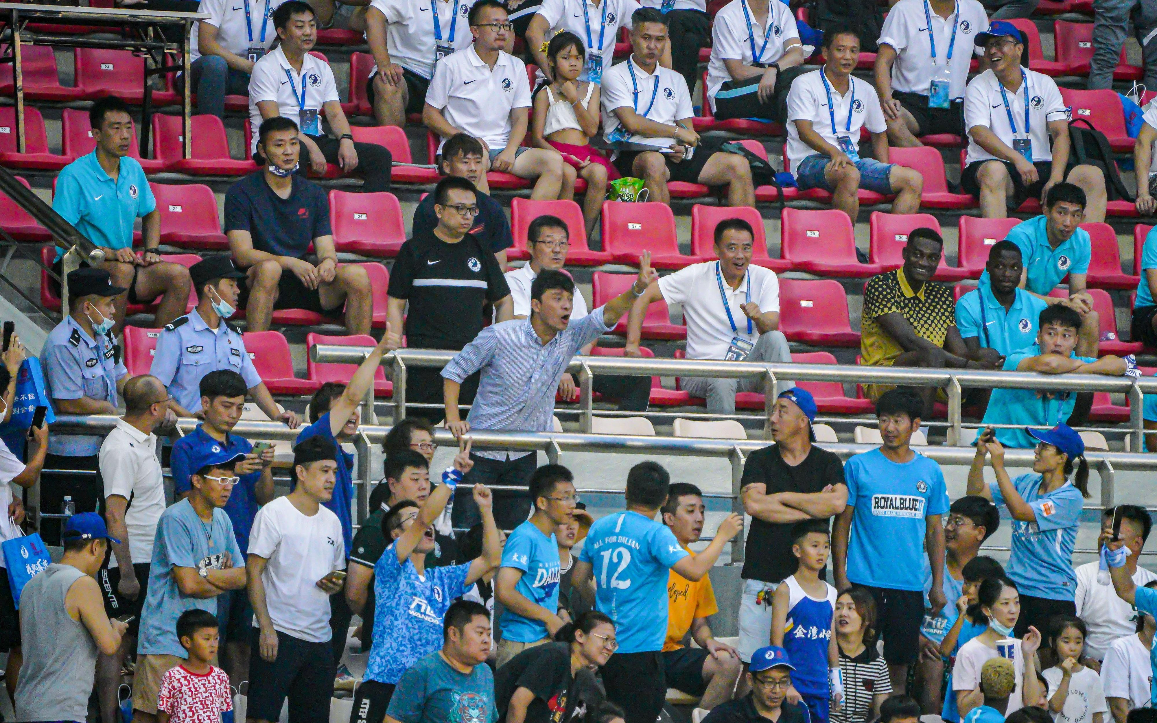 大连人主场涌入15968名球迷，谢晖成看台上“最特殊球迷”！