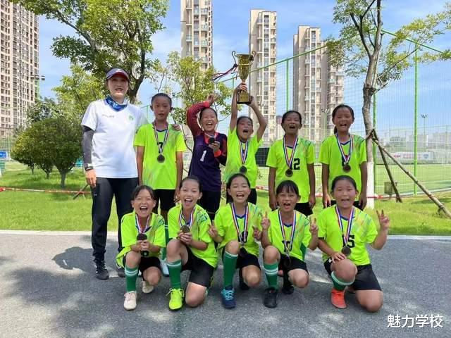 青岛市城阳长城路小学获校园足球联赛女子乙组甲级季军(2)
