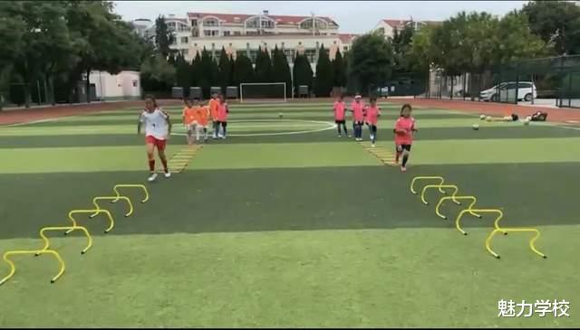 青岛市城阳长城路小学获校园足球联赛女子乙组甲级季军(5)
