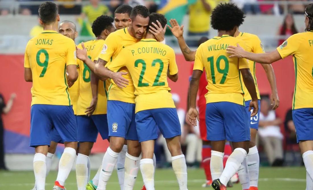 巴西队主帅蒂特放话，如果今年巴西队成功夺冠，内马尔必将超本泽马拿到金球奖？(4)